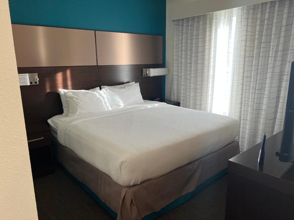 King Studio with Sofa Bed - Hearing Accessible interior
