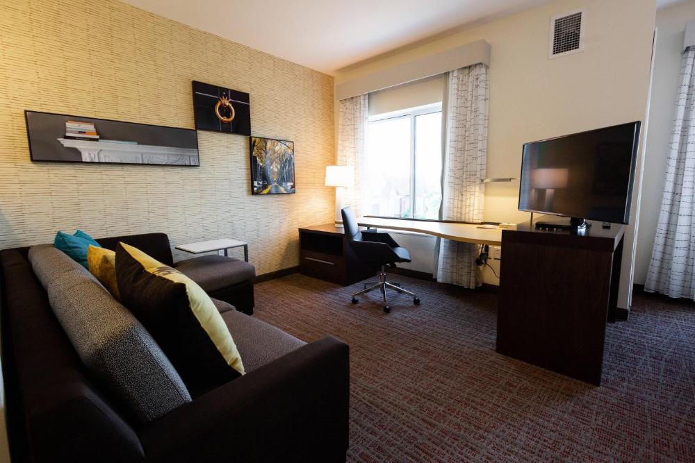 King Studio with Sofa Bed - Hearing Accessible interior