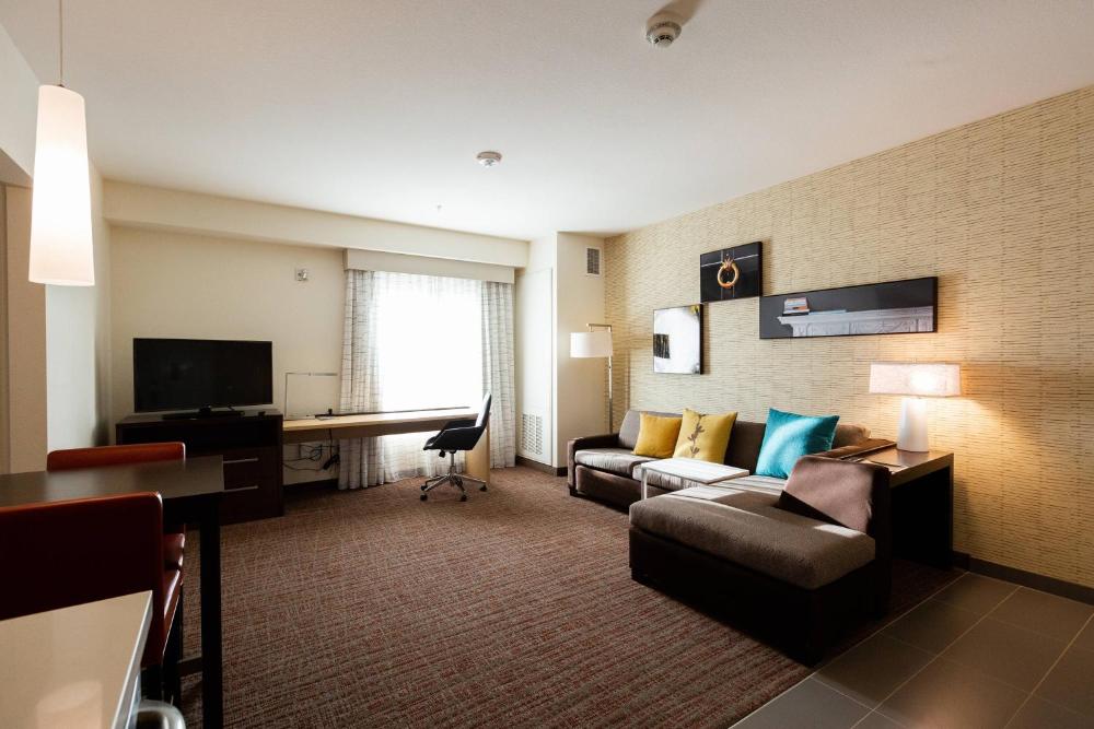 One-Bedroom King Suite with Sofa Bed and Adapted Tub - Mobility and Hearing Accessible interior